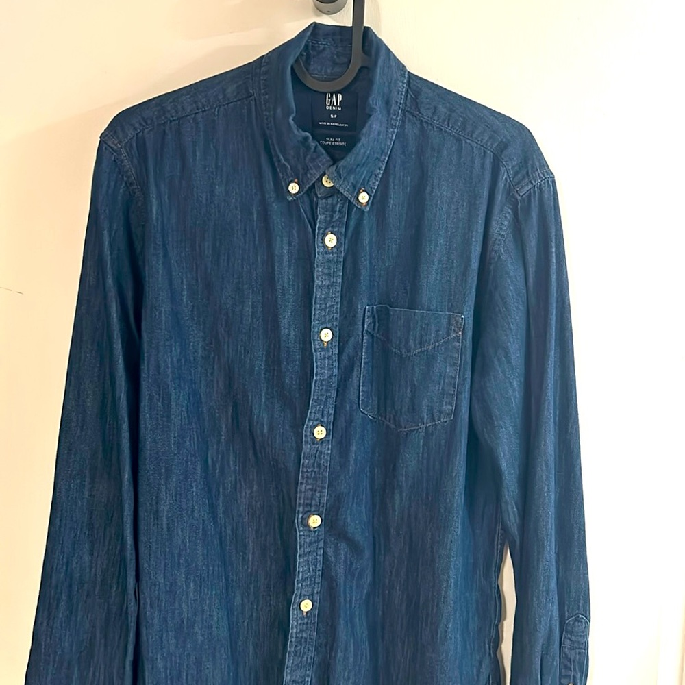 The GAP men’s dark denim Oxford button down shirt size small